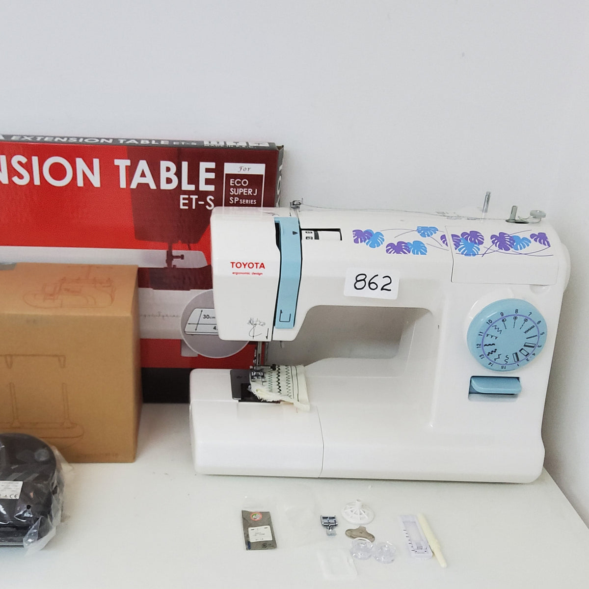 Máquina de coser Toyota Eco 15 + mesa + Porta Cono  (Segunda Selección N862)